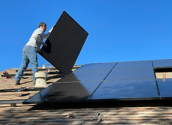Veel mensen vragen zich af of het leggen van zonnepanelen nog wel voordeel oplevert. Blijft de salderingsregeling wel bestaan? En hoeveel